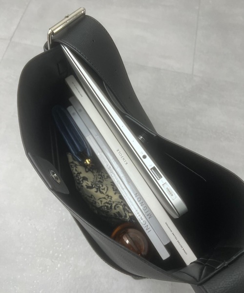 KOBE LETTUCE(コウベレタス)の「軽量ワンベルトバッグ(ショルダーバッグ・レディース・アイボリー/ブラック/ブラウン・F)」の9枚目の写真