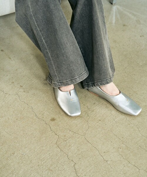FREAK'S STORE(フリークスストア)の「限定展開 ROVERETO/ロベレート スリット ステッチ デザイン パンプス(フラットシューズ)(パンプス・レディース・ナチュラル/シルバー/ブラック・36/37/38)」の15枚目の写真
