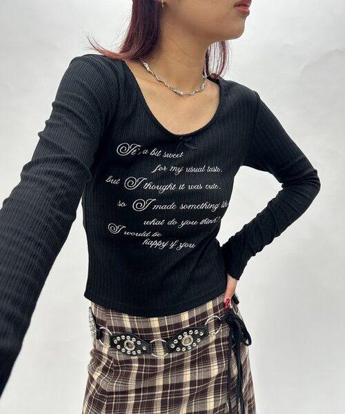 WHO'S WHO gallery(フーズフーギャラリー)の「メッセージリボンリブトップス(Tシャツ/カットソー・レディース・パープル/ピンク/オフホワイト/ブラック・FREE)」の1枚目の写真
