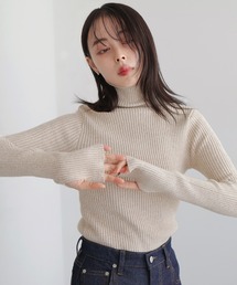 指穴タートルネックリブニット