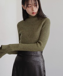 指穴タートルネックリブニット