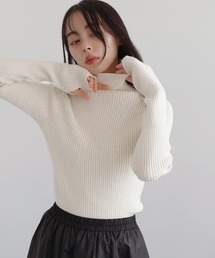 指穴タートルネックリブニット