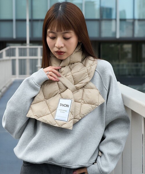 PUBLUX(パブリュクス)の「TAION/タイオン CITY DOWN SCARF/シティ ダウンマフラー 限定展開(マフラー・レディース・ブラック/オフホワイト/ベージュ・ONE SIZE)」の4枚目の写真