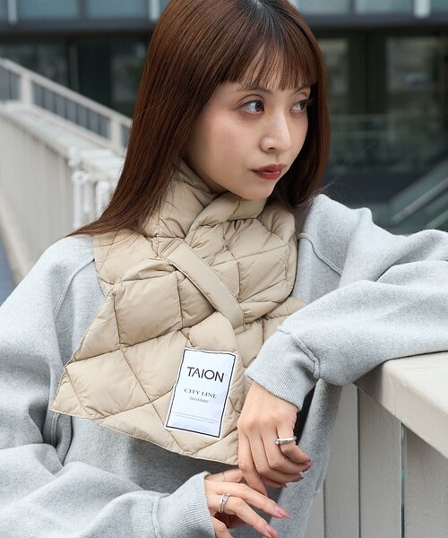 PUBLUX(パブリュクス)の「TAION/タイオン CITY DOWN SCARF/シティ ダウンマフラー 限定展開(マフラー・レディース・ブラック/オフホワイト/ベージュ・ONE SIZE)」の5枚目の写真