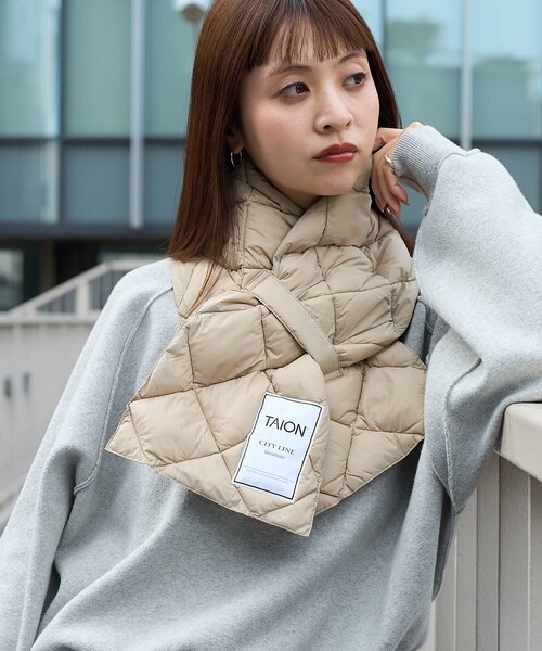 PUBLUX(パブリュクス)の「TAION/タイオン CITY DOWN SCARF/シティ ダウンマフラー 限定展開(マフラー・レディース・ブラック/オフホワイト/ベージュ・ONE SIZE)」の6枚目の写真