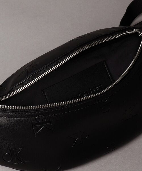 Calvin Klein（カルバン・クライン）の「クロスボディバッグ