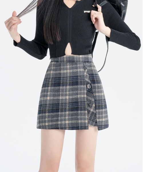 gossip!ロサンゼルス(ゴシップロサンゼルス)の「ウールライク サイドボダンアクセントヴィンテージチェック厚手ミニスカート(インパン付)(秋冬の韓国ファッションフェミニン定番)(スカート・レディース・グレー/ブラウン・M/L/S/XL)」の2枚目の写真