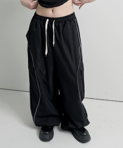FOLLOWIN(フォロウィン)の「【ウエストゴム&裾ストリングでシルエット調節可能】【UNISEX】ユニークステッチストリングカーゴパンツ(スウェットパンツ・レディース・チャコール/カーキ/ブラック・FREE)」の8枚目の写真