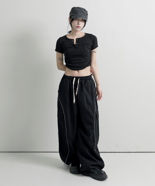 FOLLOWIN(フォロウィン)の「【ウエストゴム&裾ストリングでシルエット調節可能】【UNISEX】ユニークステッチストリングカーゴパンツ(スウェットパンツ・レディース・チャコール/カーキ/ブラック・FREE)」の10枚目の写真