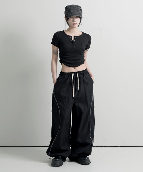 FOLLOWIN(フォロウィン)の「【ウエストゴム&裾ストリングでシルエット調節可能】【UNISEX】ユニークステッチストリングカーゴパンツ(スウェットパンツ・レディース・チャコール/カーキ/ブラック・FREE)」の12枚目の写真