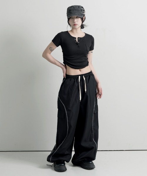 FOLLOWIN(フォロウィン)の「【ウエストゴム&裾ストリングでシルエット調節可能】【UNISEX】ユニークステッチストリングカーゴパンツ(スウェットパンツ・レディース・チャコール/カーキ/ブラック・FREE)」の13枚目の写真
