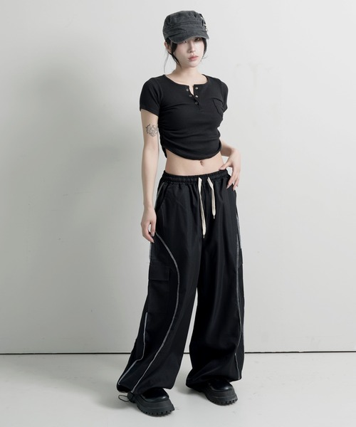 FOLLOWIN(フォロウィン)の「【ウエストゴム&裾ストリングでシルエット調節可能】【UNISEX】ユニークステッチストリングカーゴパンツ(スウェットパンツ・レディース・チャコール/カーキ/ブラック・FREE)」の14枚目の写真
