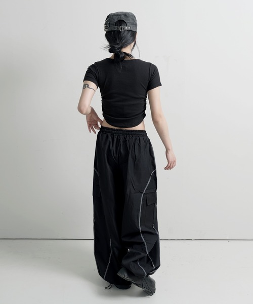 FOLLOWIN(フォロウィン)の「【ウエストゴム&裾ストリングでシルエット調節可能】【UNISEX】ユニークステッチストリングカーゴパンツ(スウェットパンツ・レディース・チャコール/カーキ/ブラック・FREE)」の16枚目の写真