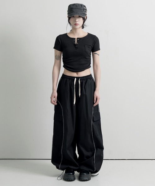 FOLLOWIN(フォロウィン)の「【ウエストゴム&裾ストリングでシルエット調節可能】【UNISEX】ユニークステッチストリングカーゴパンツ(スウェットパンツ・レディース・チャコール/カーキ/ブラック・FREE)」の17枚目の写真
