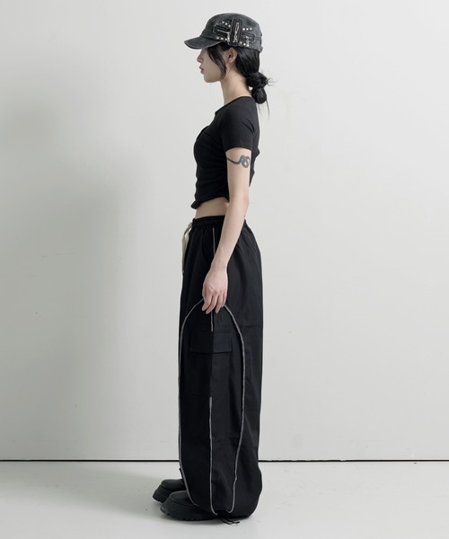 FOLLOWIN(フォロウィン)の「【ウエストゴム&裾ストリングでシルエット調節可能】【UNISEX】ユニークステッチストリングカーゴパンツ(スウェットパンツ・レディース・チャコール/カーキ/ブラック・FREE)」の18枚目の写真