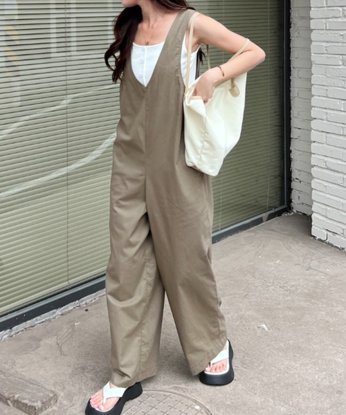 ABITOKYO（アビトーキョー）の「Vネックワイドシルエットオールインワン（つなぎ/オールインワン・レディース・チャコールグレー/ブラック/グレイッシュベージュ/ネイビー・M/L/XL）」の6枚目の写真