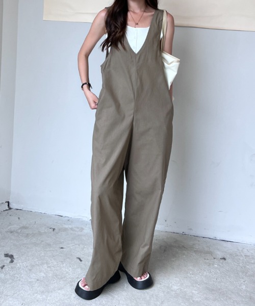 ABITOKYO（アビトーキョー）の「Vネックワイドシルエットオールインワン（つなぎ/オールインワン・レディース・チャコールグレー/ブラック/グレイッシュベージュ/ネイビー・M/L/XL）」の11枚目の写真