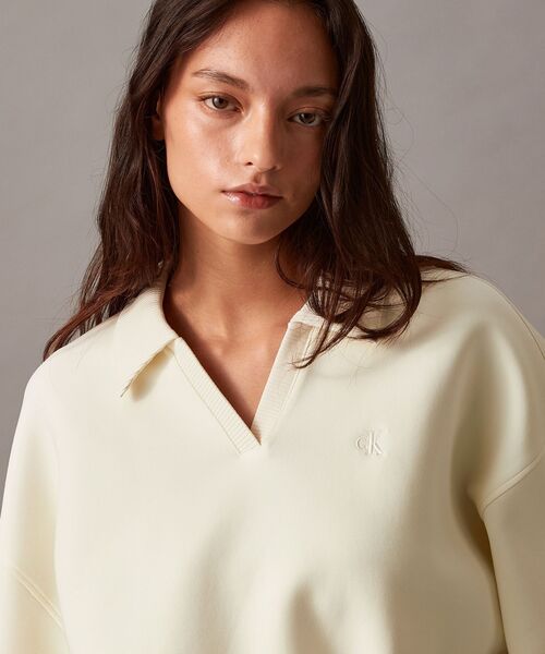 Calvin Klein（カルバン・クライン）の「スキッパーネック リラックスド プルオーバー（ポロシャツ・レディース・アイボリー・XS/S/M）」の5枚目の写真