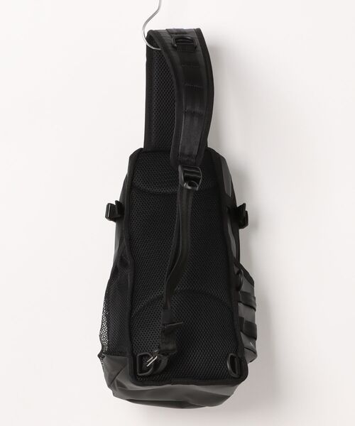NEW ERA(ニューエラ)の「【NEW ERA/ニューエラ】SLING BODY BAG TPU(ボディバッグ/ウエストポーチ・メンズ・ブラック・FREE)」の2枚目の写真