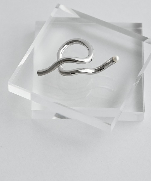 Yuki Yoshioka(ユーキヨシオカ)の「Double Finger Ring(リング・レディース・シルバー・ONE SIZE)」の1枚目の写真