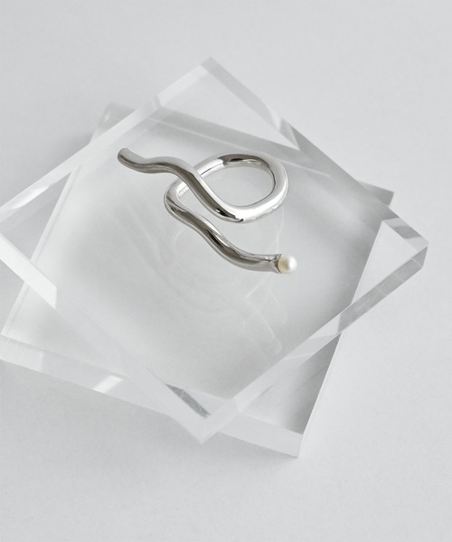 Yuki Yoshioka(ユーキヨシオカ)の「Double Finger Ring(リング・レディース・シルバー・ONE SIZE)」の2枚目の写真