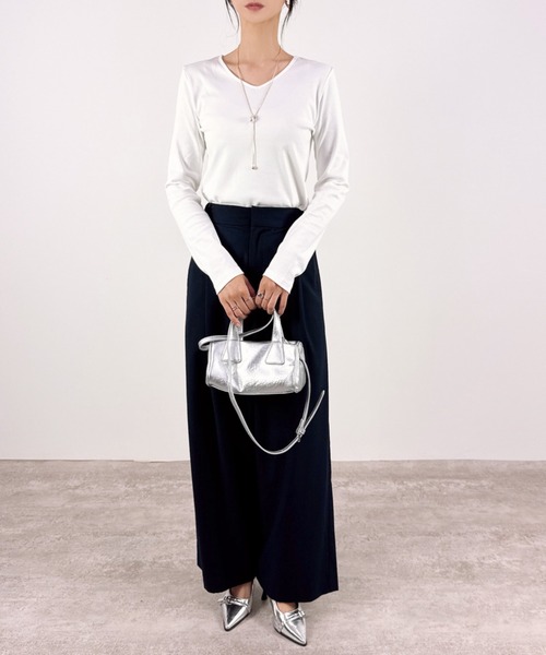 CLOTHY(クロシィ)の「【ストレッチの効いたノンストレス素材】コットン100%Vネック長袖Tシャツ(Tシャツ/カットソー・レディース・オフホワイト/ブラック/チャコールグレー/ネイビー/グレイッシュベージュ/ブルー/アイボリー・LARGE/MEDIUM/SMALL)」の15枚目の写真