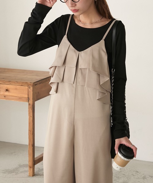 BONLECILL（ボンルシール）の「イージービスチェ風フリルサロペット（サロペット/オーバーオール・レディース・ブラック/チャコールグレー/ベージュ/ブラウン/ベージュ系1/ブラウン系1/ベージュ系2・M/L）」の5枚目の写真