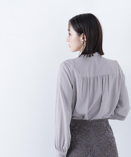 NATURAL BEAUTY BASIC（ナチュラルビューティーベーシック）の「◇リボンボウタイブラウス（シャツ/ブラウス・レディース・ブラウン/オフホワイト/ブルー・MEDIUM/SMALL）」の20枚目の写真