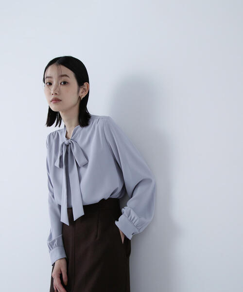 NATURAL BEAUTY BASIC（ナチュラルビューティーベーシック）の「◇リボンボウタイブラウス（シャツ/ブラウス・レディース・ブラウン/オフホワイト/ブルー・MEDIUM/SMALL）」の9枚目の写真