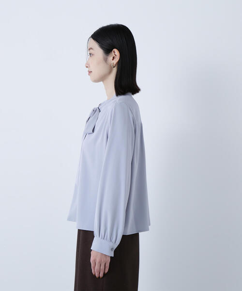 NATURAL BEAUTY BASIC（ナチュラルビューティーベーシック）の「◇リボンボウタイブラウス（シャツ/ブラウス・レディース・ブラウン/オフホワイト/ブルー・MEDIUM/SMALL）」の7枚目の写真