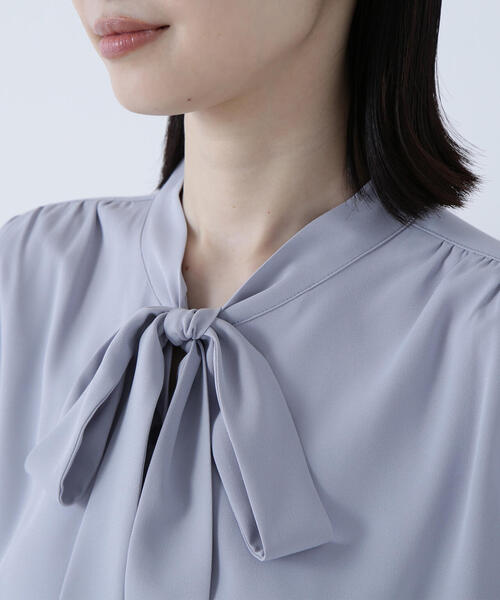 NATURAL BEAUTY BASIC（ナチュラルビューティーベーシック）の「◇リボンボウタイブラウス（シャツ/ブラウス・レディース・ブラウン/オフホワイト/ブルー・MEDIUM/SMALL）」の5枚目の写真