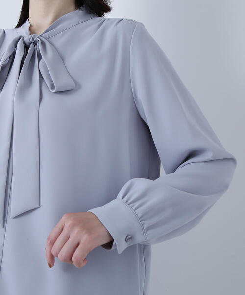 NATURAL BEAUTY BASIC（ナチュラルビューティーベーシック）の「◇リボンボウタイブラウス（シャツ/ブラウス・レディース・ブラウン/オフホワイト/ブルー・MEDIUM/SMALL）」の4枚目の写真