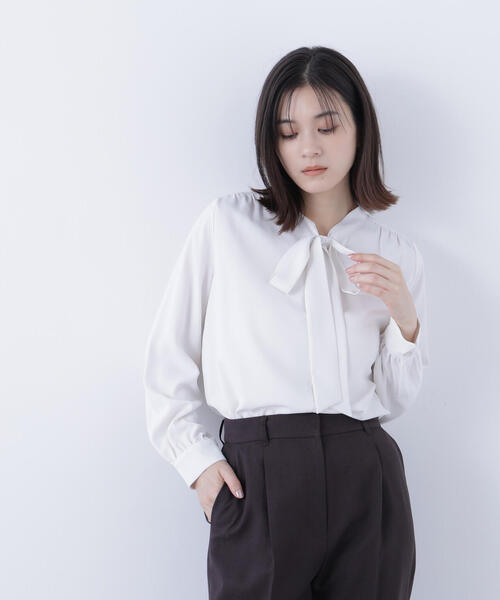 NATURAL BEAUTY BASIC（ナチュラルビューティーベーシック）の「◇リボンボウタイブラウス（シャツ/ブラウス・レディース・ブラウン/オフホワイト/ブルー・MEDIUM/SMALL）」の2枚目の写真