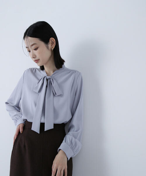 NATURAL BEAUTY BASIC（ナチュラルビューティーベーシック）の「◇リボンボウタイブラウス（シャツ/ブラウス・レディース・ブラウン/オフホワイト/ブルー・MEDIUM/SMALL）」の3枚目の写真