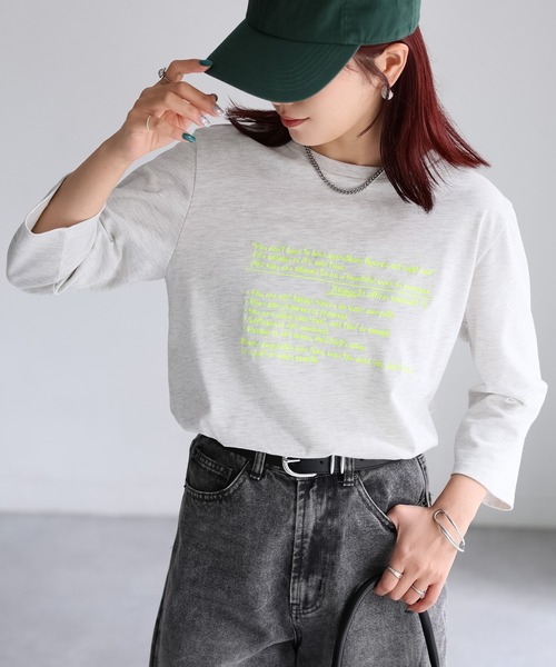 Riberry(リベリー)の「手書き風ロゴ刺繍デザイン七分袖Tシャツ(Tシャツ/カットソー・レディース・オートミール/オフホワイト/チャコールグレー/ナチュラル・FREE)」の1枚目の写真