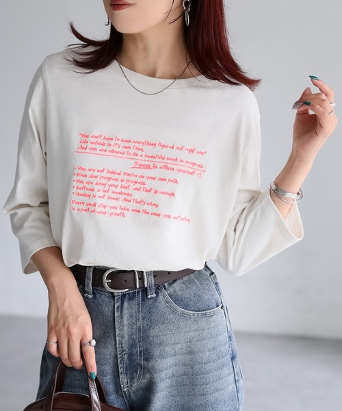 Riberry(リベリー)の「手書き風ロゴ刺繍デザイン七分袖Tシャツ(Tシャツ/カットソー・レディース・オートミール/オフホワイト/チャコールグレー/ナチュラル・FREE)」の4枚目の写真