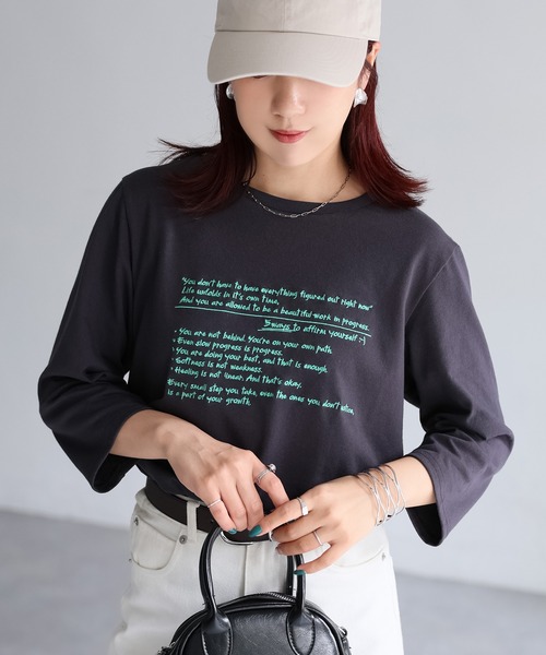 Riberry(リベリー)の「手書き風ロゴ刺繍デザイン七分袖Tシャツ(Tシャツ/カットソー・レディース・オートミール/オフホワイト/チャコールグレー/ナチュラル・FREE)」の3枚目の写真
