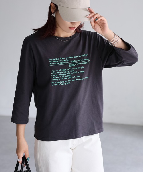 Riberry(リベリー)の「手書き風ロゴ刺繍デザイン七分袖Tシャツ(Tシャツ/カットソー・レディース・オートミール/オフホワイト/チャコールグレー/ナチュラル・FREE)」の10枚目の写真