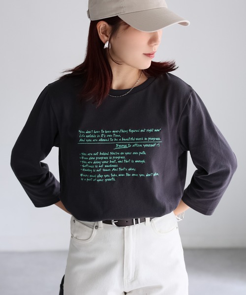 Riberry(リベリー)の「手書き風ロゴ刺繍デザイン七分袖Tシャツ(Tシャツ/カットソー・レディース・オートミール/オフホワイト/チャコールグレー/ナチュラル・FREE)」の8枚目の写真