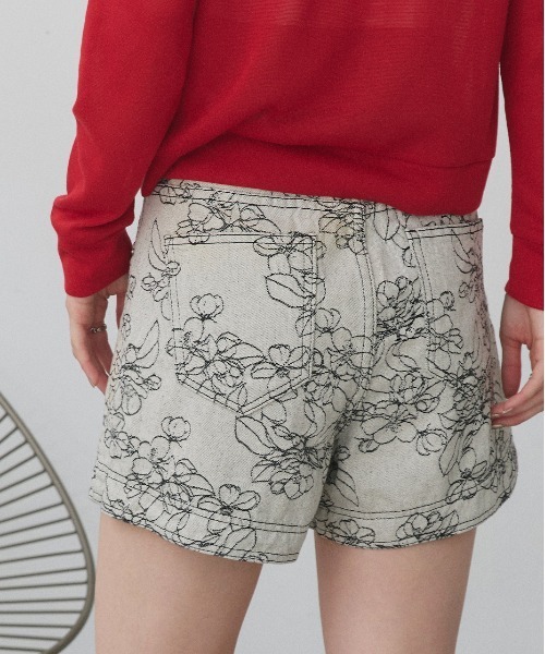 ad thie(アドティエ)の「フラワー刺繍 デニムショートパンツ(デニムパンツ・レディース・ライトグレー/ライトブルー・MEDIUM/LARGE)」の10枚目の写真