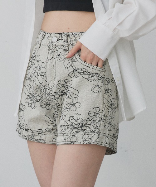 ad thie(アドティエ)の「フラワー刺繍 デニムショートパンツ(デニムパンツ・レディース・ライトグレー/ライトブルー・MEDIUM/LARGE)」の14枚目の写真