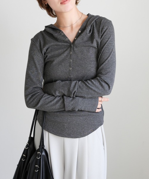 select MOCA(セレクトモカ)の「ボーダーフーディーロンT(パーカー・レディース・オフホワイト/チャコールグレー/ブラック・FREE)」の3枚目の写真