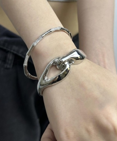 Vipoa(ヴィポア)の「niche design bangle(バングル/リストバンド・レディース・シルバー・FREE)」の2枚目の写真