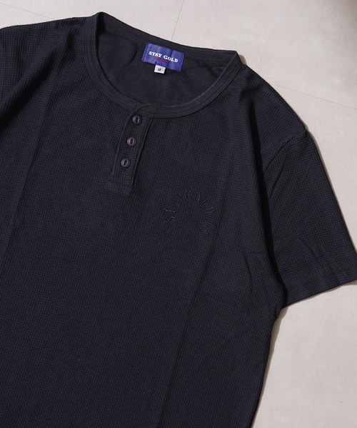 STAY GOLD（ステイゴールド）の「【STAYGOLD】 サーマル ヘンリーネック 半袖 Tシャツ / Thermal henley neck short sleeve T-shirt（Tシャツ/カットソー・メンズ・ネイビー/チャコールグレー/アイボリー・L/S/M）」の4枚目の写真