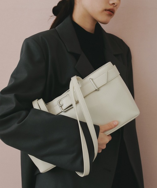 EFOLE(エフォル)の「Belted totebag/ベルトトートバッグ(トートバッグ・レディース・オフホワイト/ブラック・FREE)」の1枚目の写真