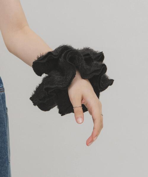 KBF(ケイビーエフ)の「ダブルフェザーシュシュ(ヘアゴム・レディース・ブラック/アイボリー・ONE)」の2枚目の写真