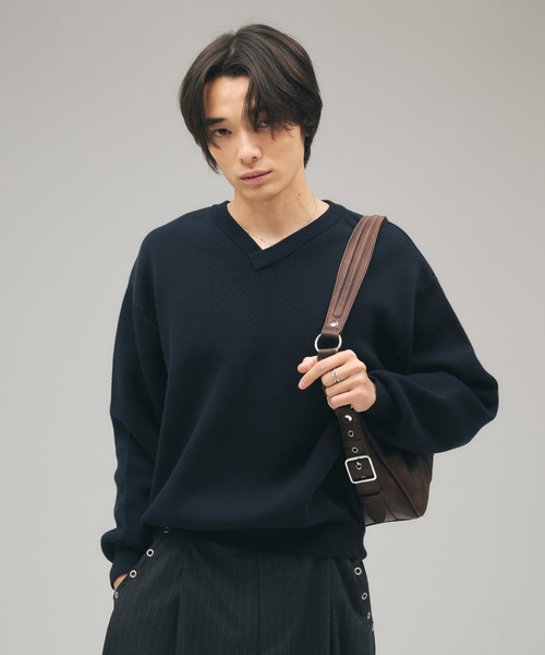 Adoon plain(アドーンプレーン)の「SHALLOW V-NECK MILANO RIB KNIT / 浅Vネックベーシックミラノリブニット(ニット/セーター・メンズ・ブラック/ライトグレー/ブラウン/ネイビー・MEDIUM/LARGE)」の4枚目の写真