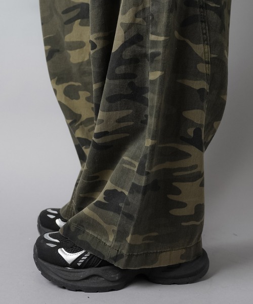 SPINNS（スピンズ）の「カモ柄/迷彩柄ワイドダメージパンツ（その他パンツ・レディース・カーキ・M/S）」の16枚目の写真