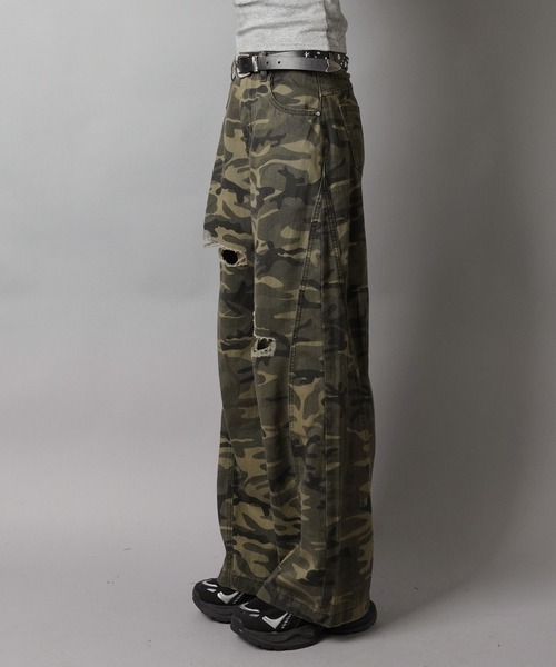 SPINNS（スピンズ）の「カモ柄/迷彩柄ワイドダメージパンツ（その他パンツ・レディース・カーキ・M/S）」の4枚目の写真