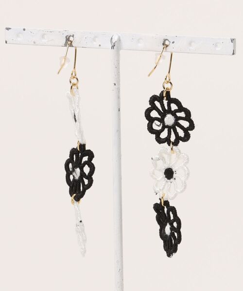 VIBGYOR(ヴィブジョー)の「【MUURABBTI】白と黒のお花ピアス(MA)(ピアス(両耳用)・レディース・ゴールド・FREE)」の2枚目の写真